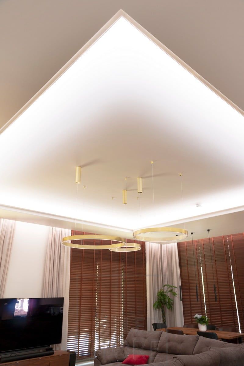 Beautiful, hotel-style indirect lighting with LED strip mounted both between the ceiling and the wall and on the downlight sash. This way the space has mood lighting directed in two directions. The LED strip on the ceiling creates a light ceiling in the living room and the curtain track is beautifully hidden in the same groove as the LED strip.